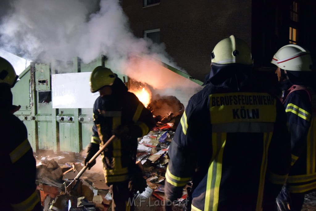 Feuer Papp Presscontainer Koeln Hoehenberg Bochumerstr P253.JPG - Miklos Laubert